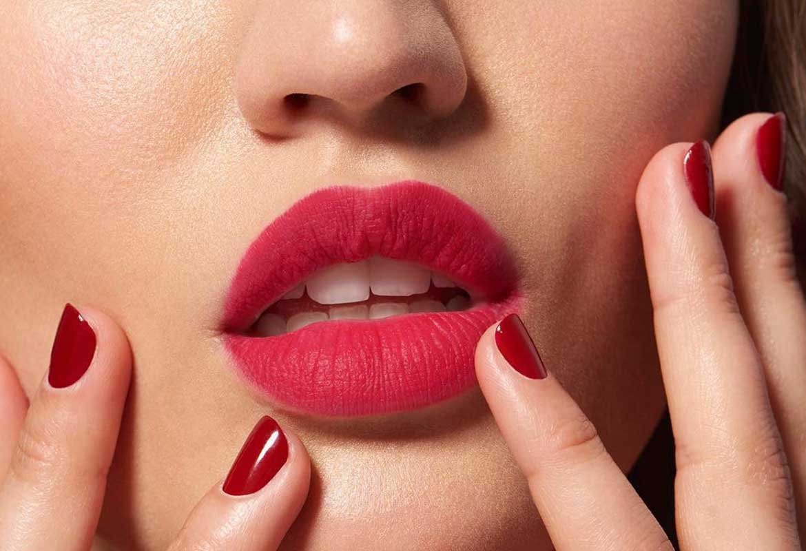 ¿Sabes cómo aplicarte el iluminador? La barbilla es uno de los puntos estratégicos donde no puede faltar un touch de Glow Mon Amour de L’Oréal Paris.